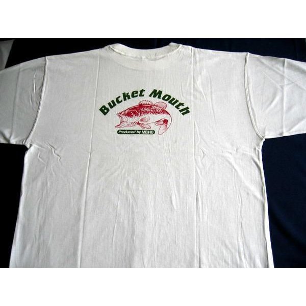 画像1: 明邦 　Ｔシャツ 　Ｂｕｃｋｅｔ Ｍｏｕｔｈ 　白 　Lサイズ 　（背中の魚は赤色） 　No.15 　売値￥2980 　≪ 非売品 ≫ 　在庫限り